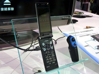 Illustration for article titled Mobile Phones Get Wireless Controller